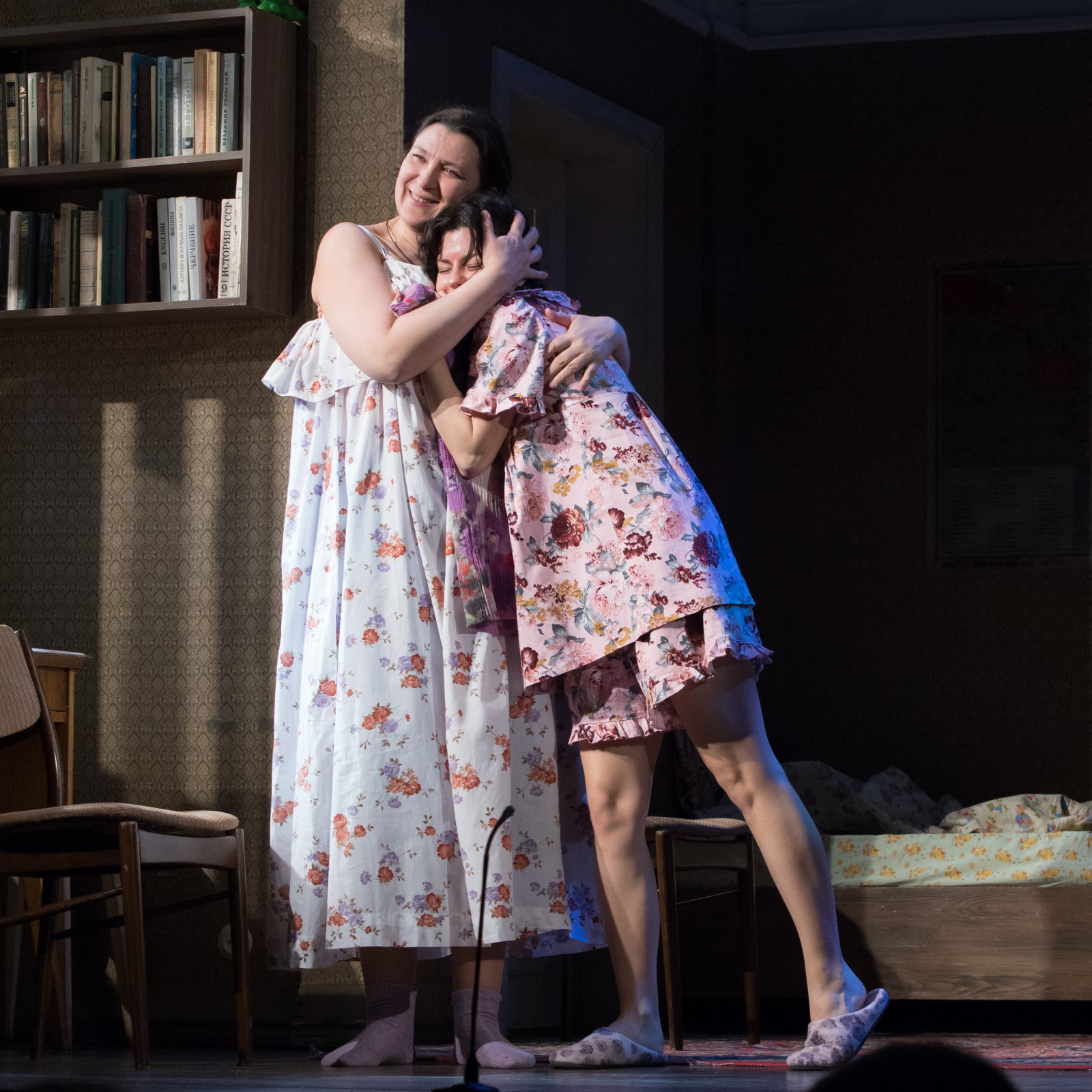 Под одной крышей – афиша