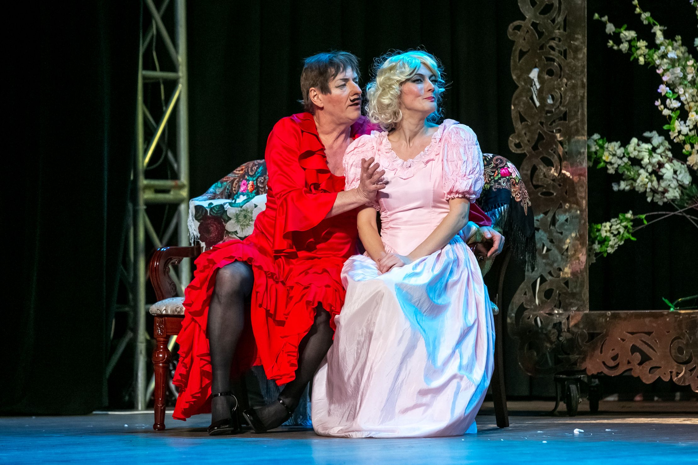 Любовь втроем – афиша