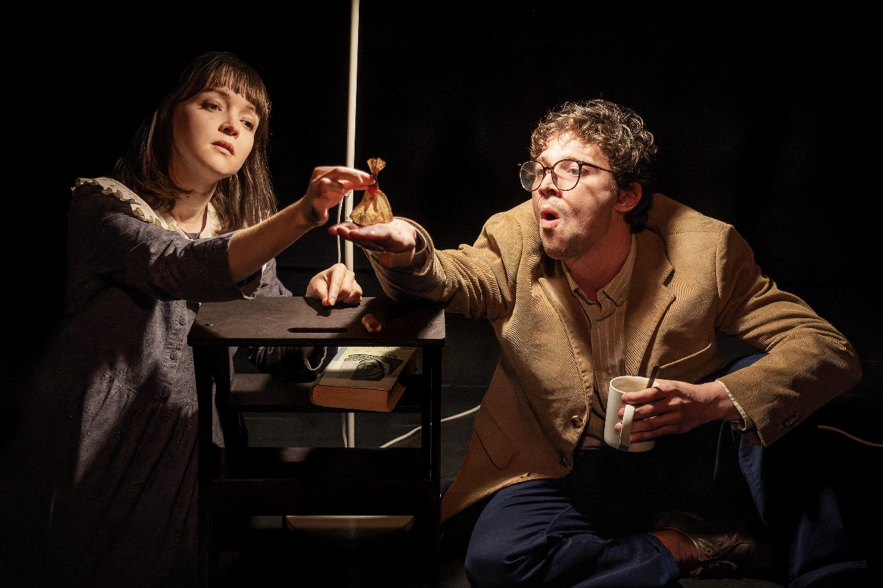 Красное яблоко – афиша