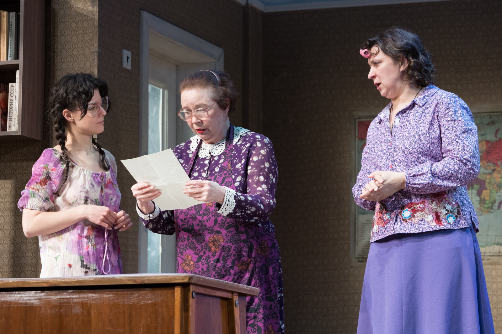 Под одной крышей – афиша