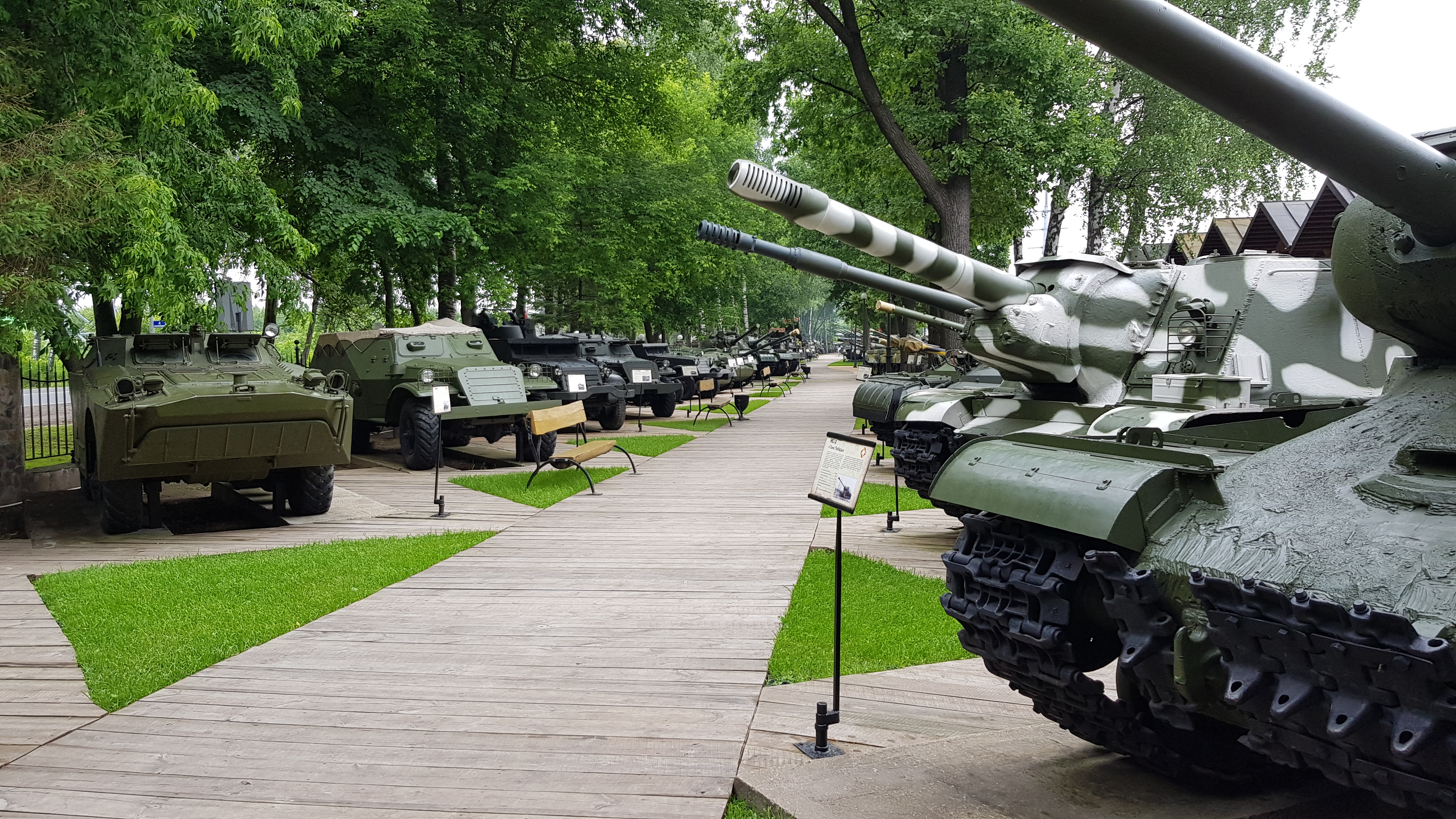 Парки военной техники в москве. Музей Вадима Задорожного танки. Музей танков Новорижское шоссе. Парк Победы музей военной техники. Парк Победы Москва музей военной техники.