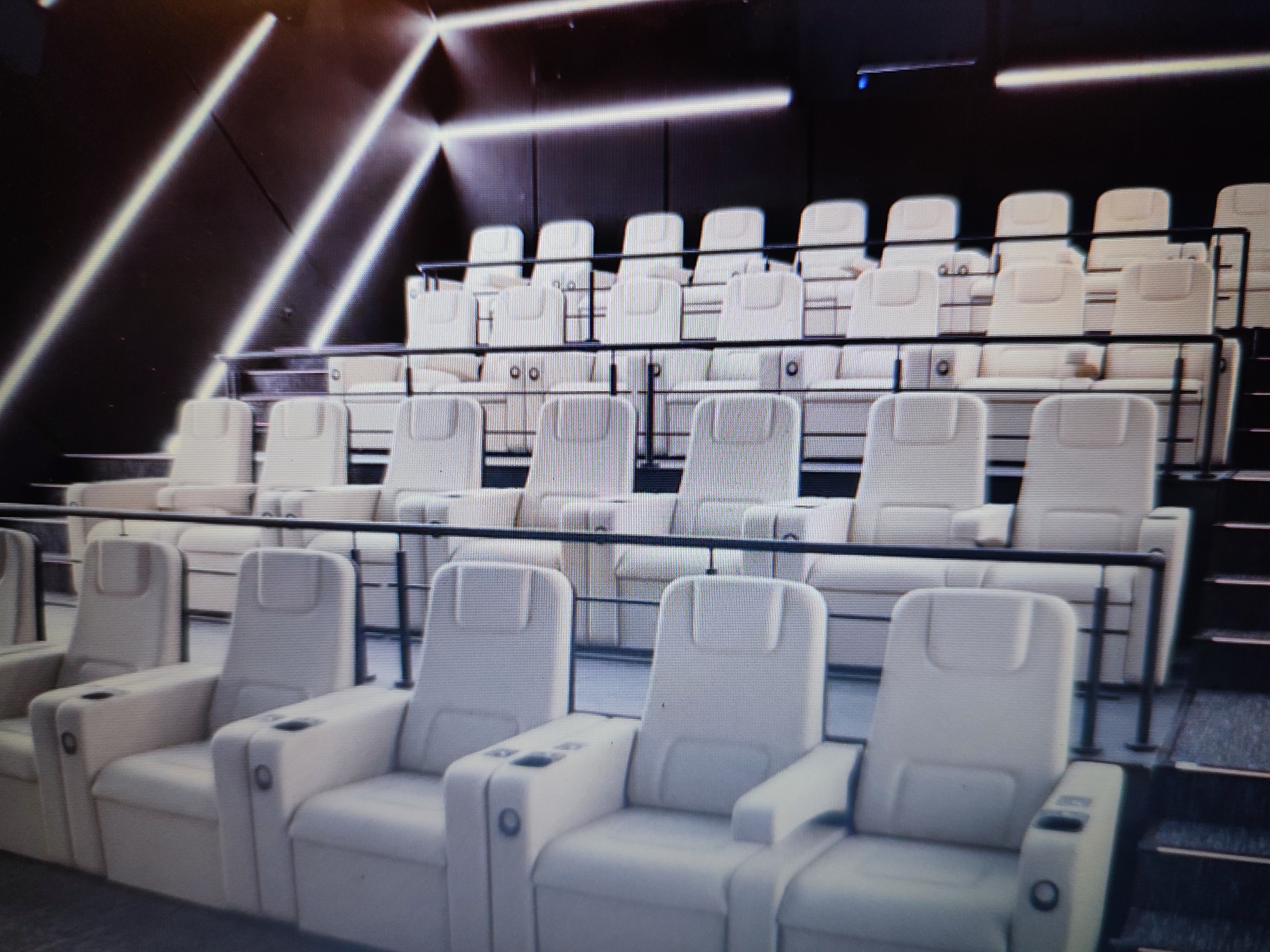 Каширская плаза кинотеатр расписание сеансов на сегодня. Киномакс Титан зал 10. Киномакс Титан Каширская Плаза вип зал.